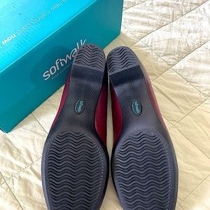 Softwalk deep red pumps. Heel height 2”. Soft cushioning. Excellent condition.